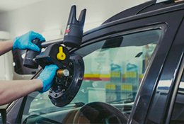 Изображение процесса замены бокового стекла