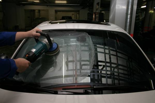 фото полировка лобового стекла в автосервисе